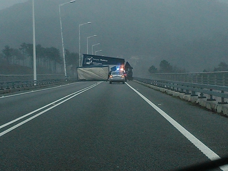 Vento provoca despiste de camião na ponte de Cerveira