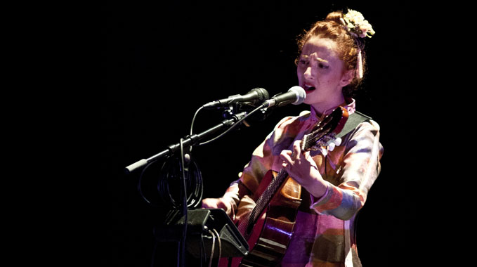 Emmy Curl em dois espectáculos pelo Alto-Minho