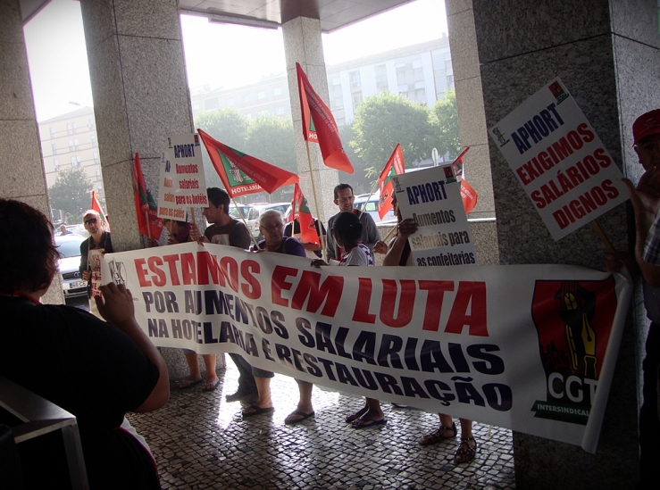 Sindicato dos trabalhadores da indústria de hotelaria, turismo, restaurantes e similares do norte realiza protesto em Viana do Castelo Sindicato dos trabalhadores da indústria de hotelaria, turismo, restaurantes e similares do norte realiza protesto em Viana do Castelo
