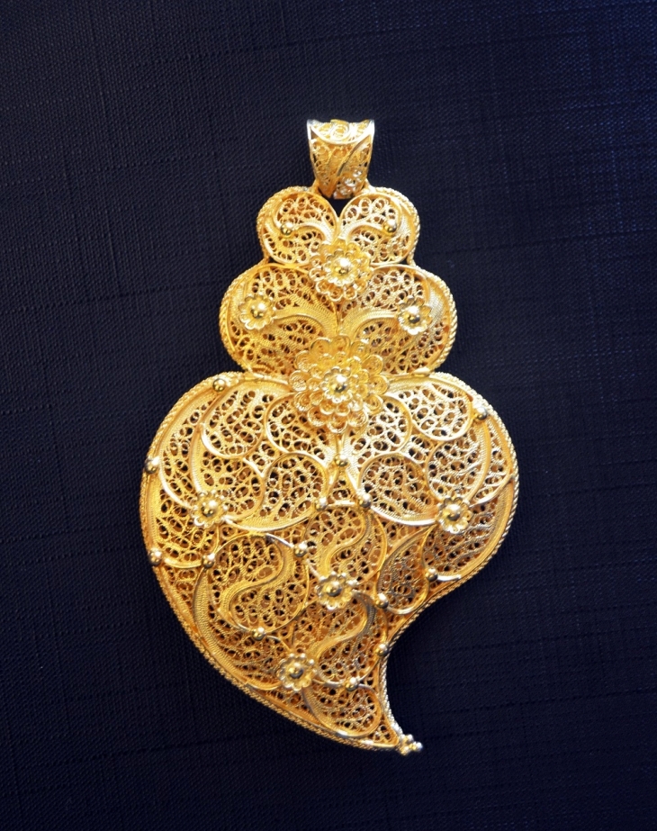 Joana Vasconcelos ofereceu “Coração Independente” à autarquia de Viana do Castelo Joana Vasconcelos ofereceu “Coração Independente” à autarquia de Viana do Castelo