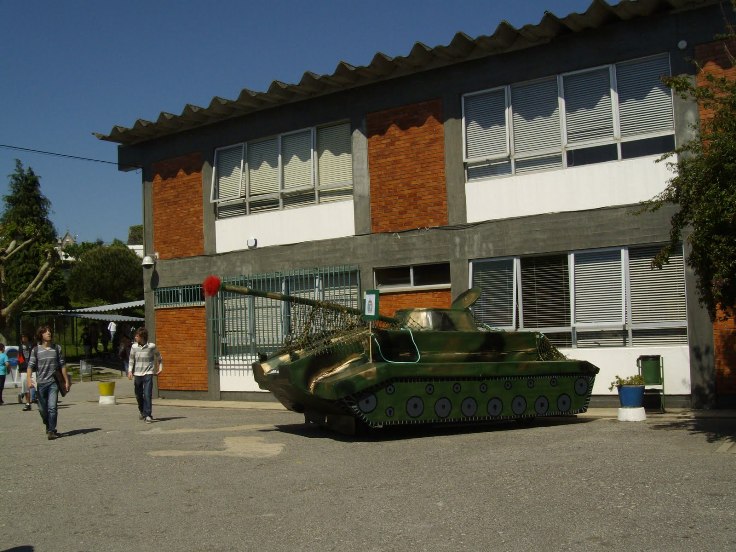 Escola de Caminha espera há 2 anos para retirar telhado com amianto