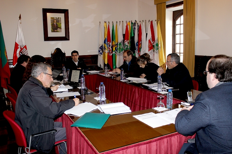 Vereadora do PSD consultou processo relativo à carteira de seguros da Câmara de Caminha e diz ter encontrado apenas 3 folhas com escassa informação – vereador socialista garante que os seguros estão em vigor Vereadora do PSD consultou processo relativo à carteira de seguros da Câmara de Caminha e diz ter encontrado apenas 3 folhas com escassa informação – vereador socialista garante que os seguros estão em vigor