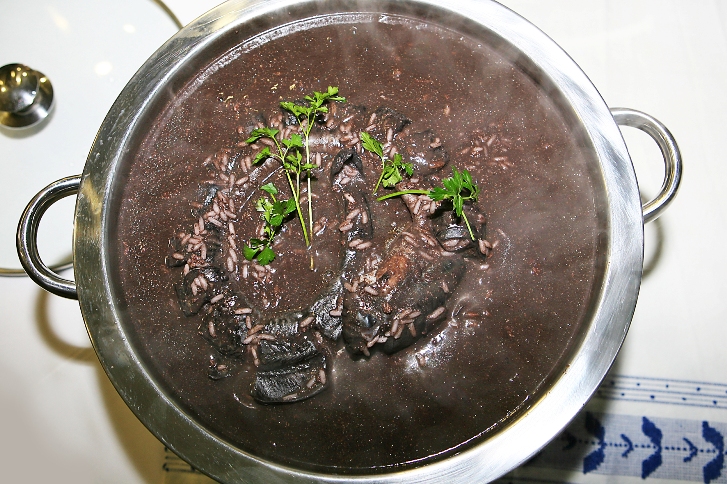 Confraria da lampreia do rio Minho entroniza novos confrades mas não escapa às queixas dos autarcas