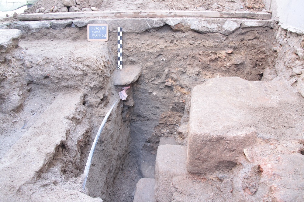 Descoberta muralha medieval no centro histórico de Viana