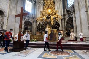 Entrega-dos-simbolos-da-JMJ.-Roma-novembro-2020